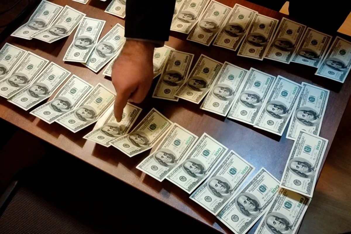 Saxta dollar satan dəstə üzvləri saxlanıldı - FOTO/VİDEO