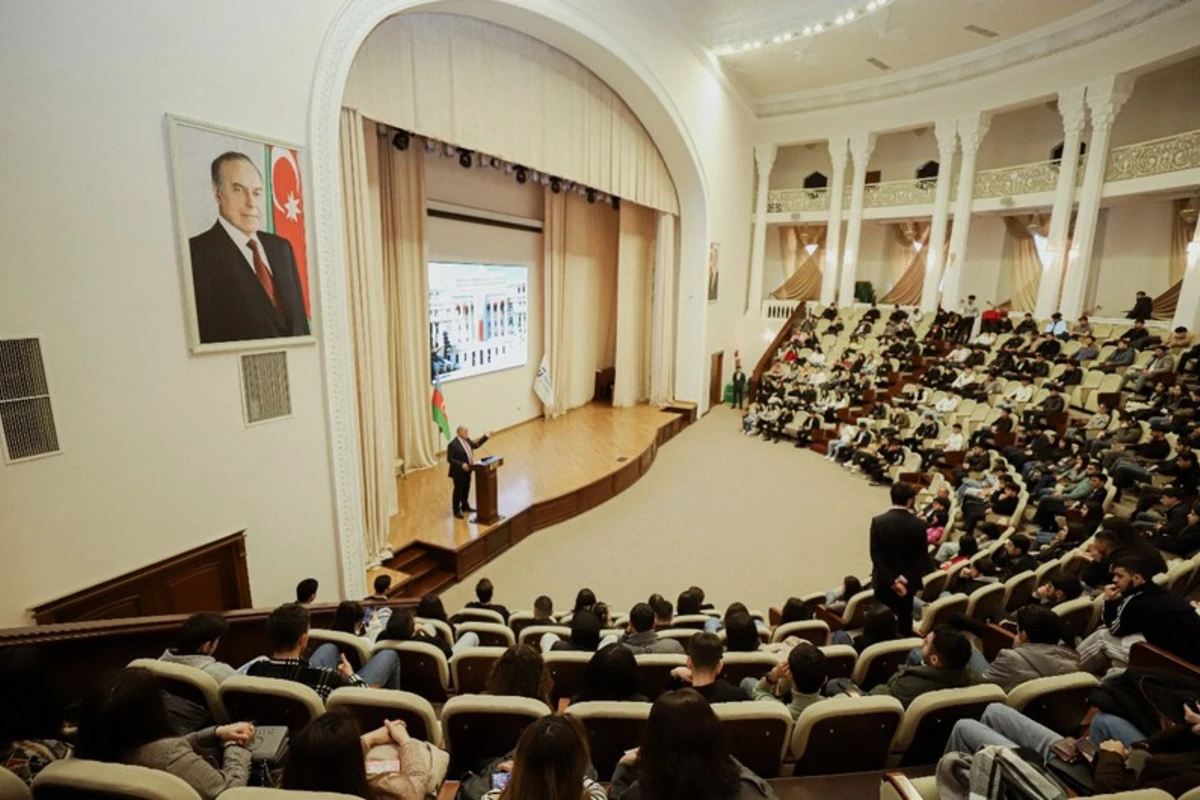 Prezident seçkilərində ilk dəfə səs verəcək gənclər üçün seminarlar davam edir - FOTO