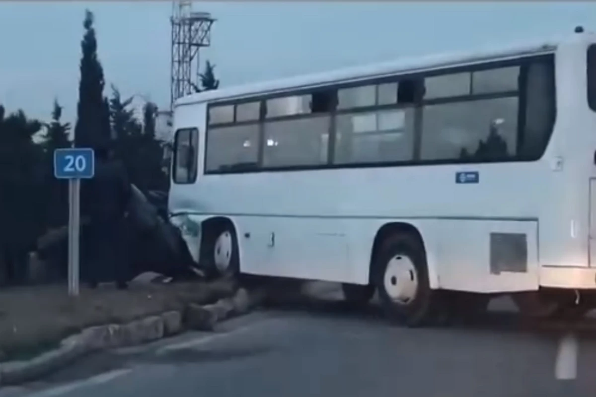 Bakıda avtobus qəzaya uğradı - VİDEO