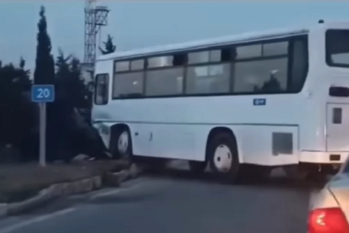 Sərnişin avtobusu “Mercedes”lə toqquşub yoldan çıxdı - VİDEO