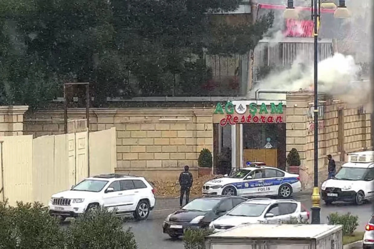 Şaurma 1 restoranındakı yanğın söndürülüb - YENİLƏNİB/VİDEO Şaurma 1 restoranındakı yanğın söndürülüb - YENİLƏNİB/VİDEO