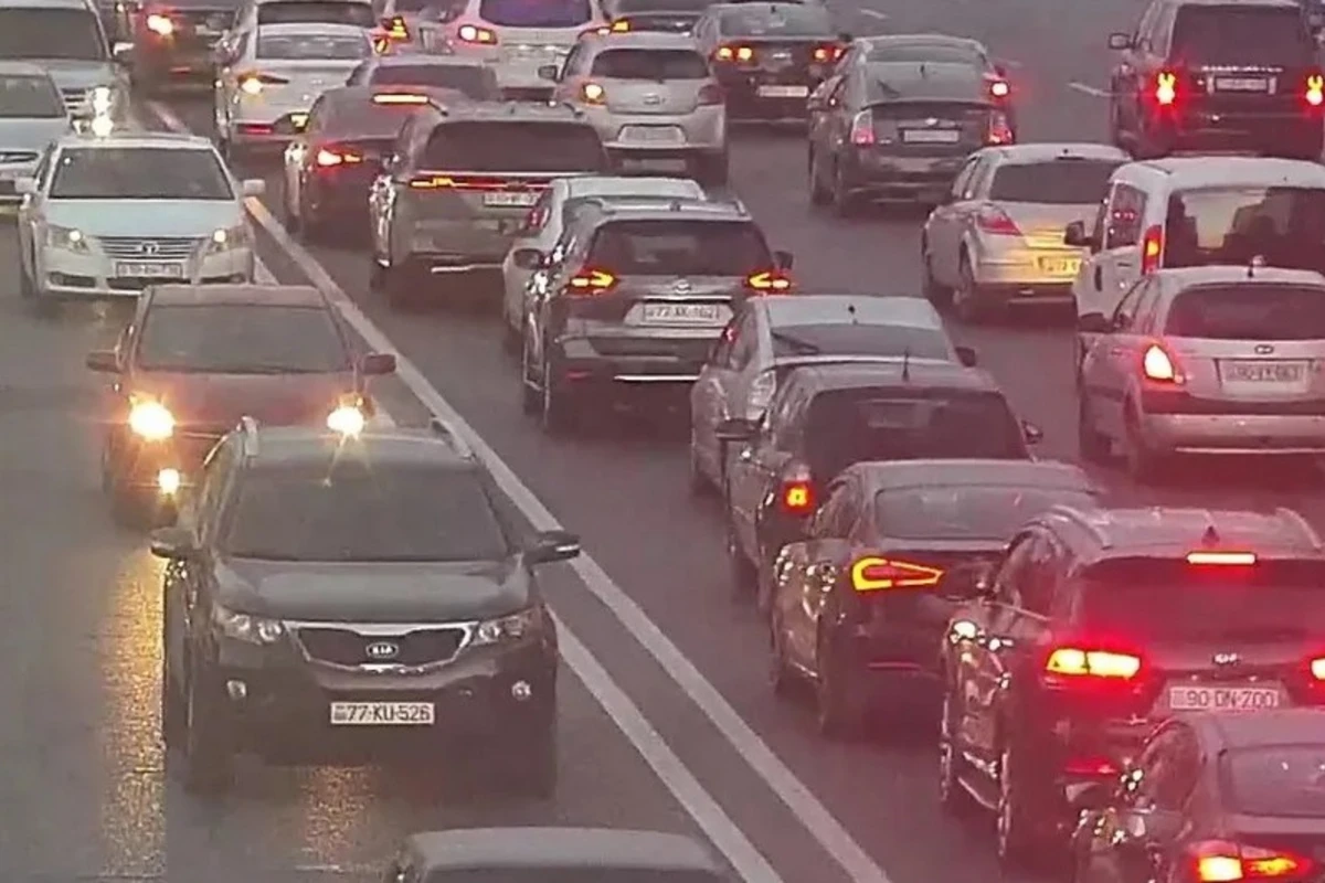 На ряде улиц и проспектов Баку затруднено движение транспорта