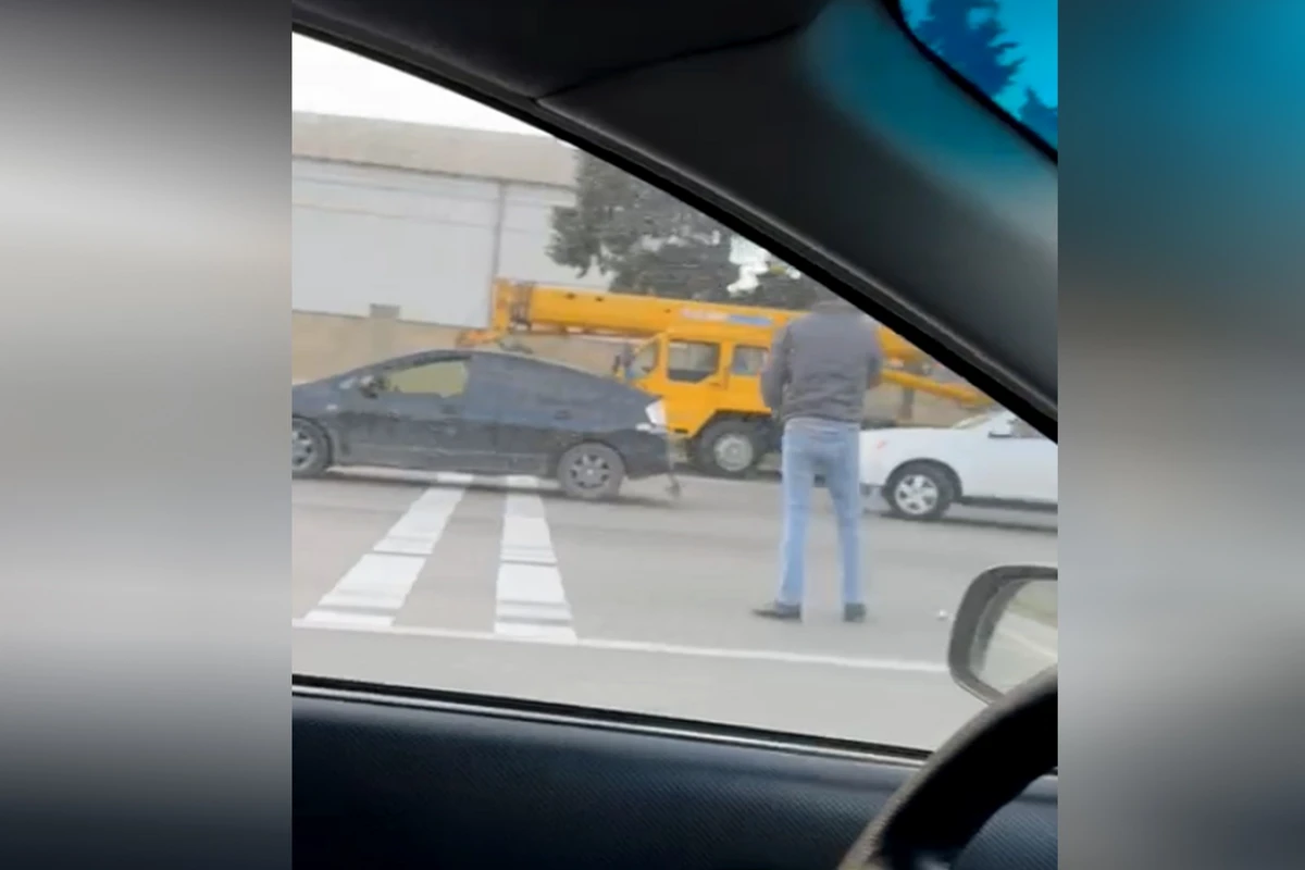 В Баку столкнулись два автомобиля марки Toyota Prius - ВИДЕО
