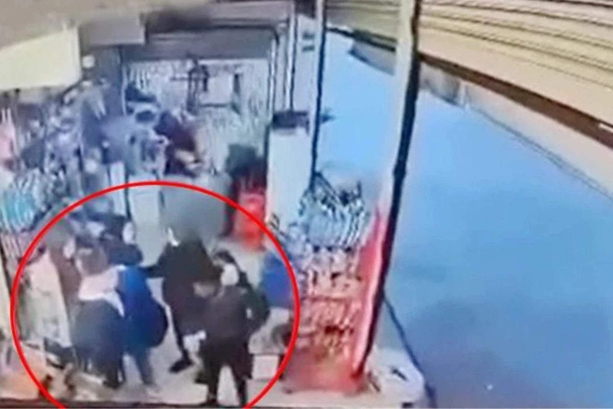 Türkiyədə idarəetməni itirən sürücü mikroavtobusu tələbələrin üzərinə sürdü - VİDEO