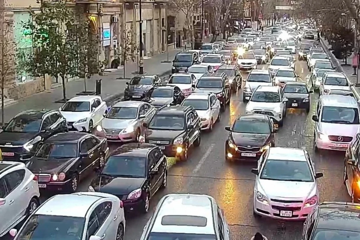 На ряде улиц и проспектов Баку затруднено движение транспорта