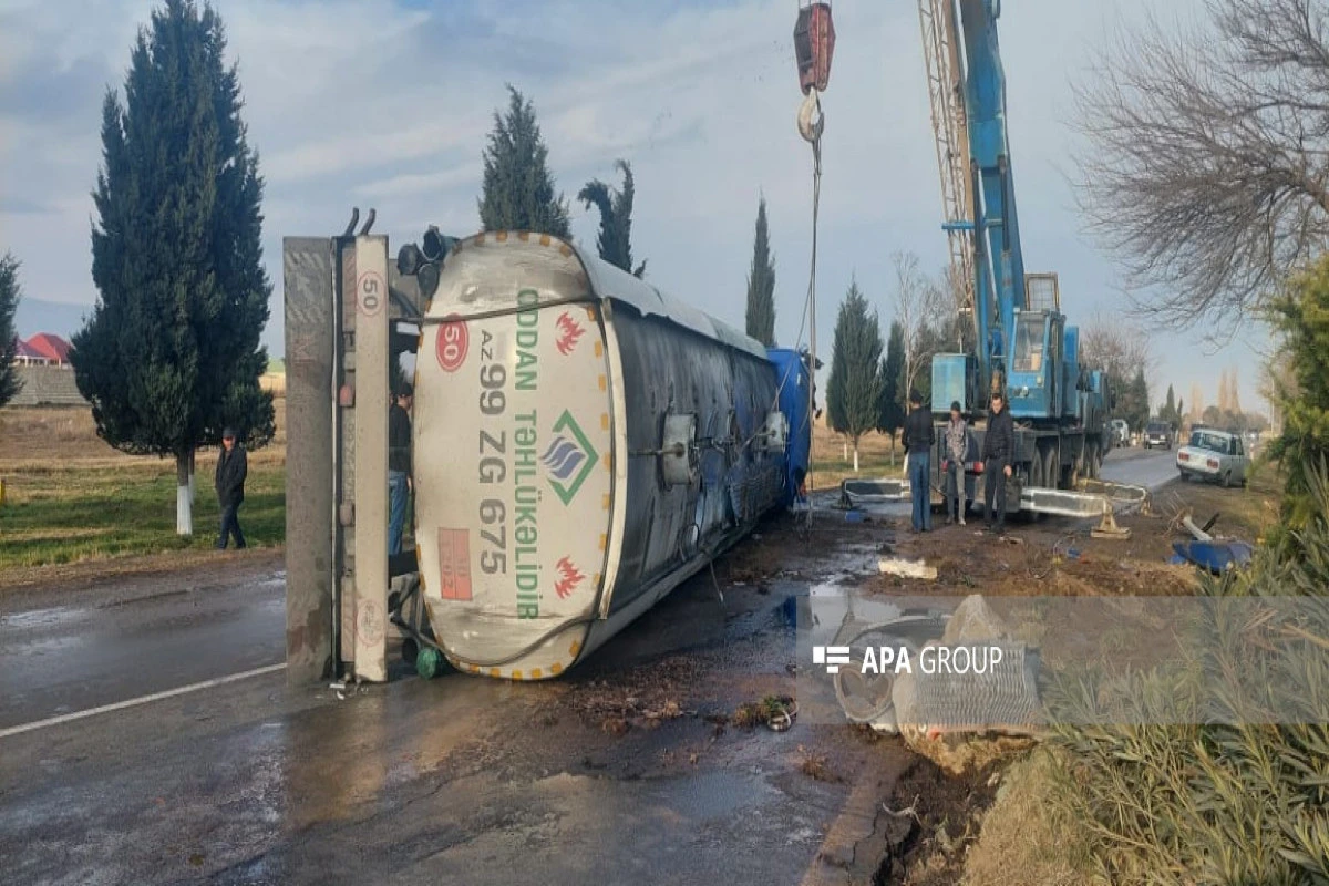 Samuxda yanacaq daşıyan maşın aşıb, 40 ton benzin yola dağılıb - FOTO - YENİLƏNİB - VİDEO