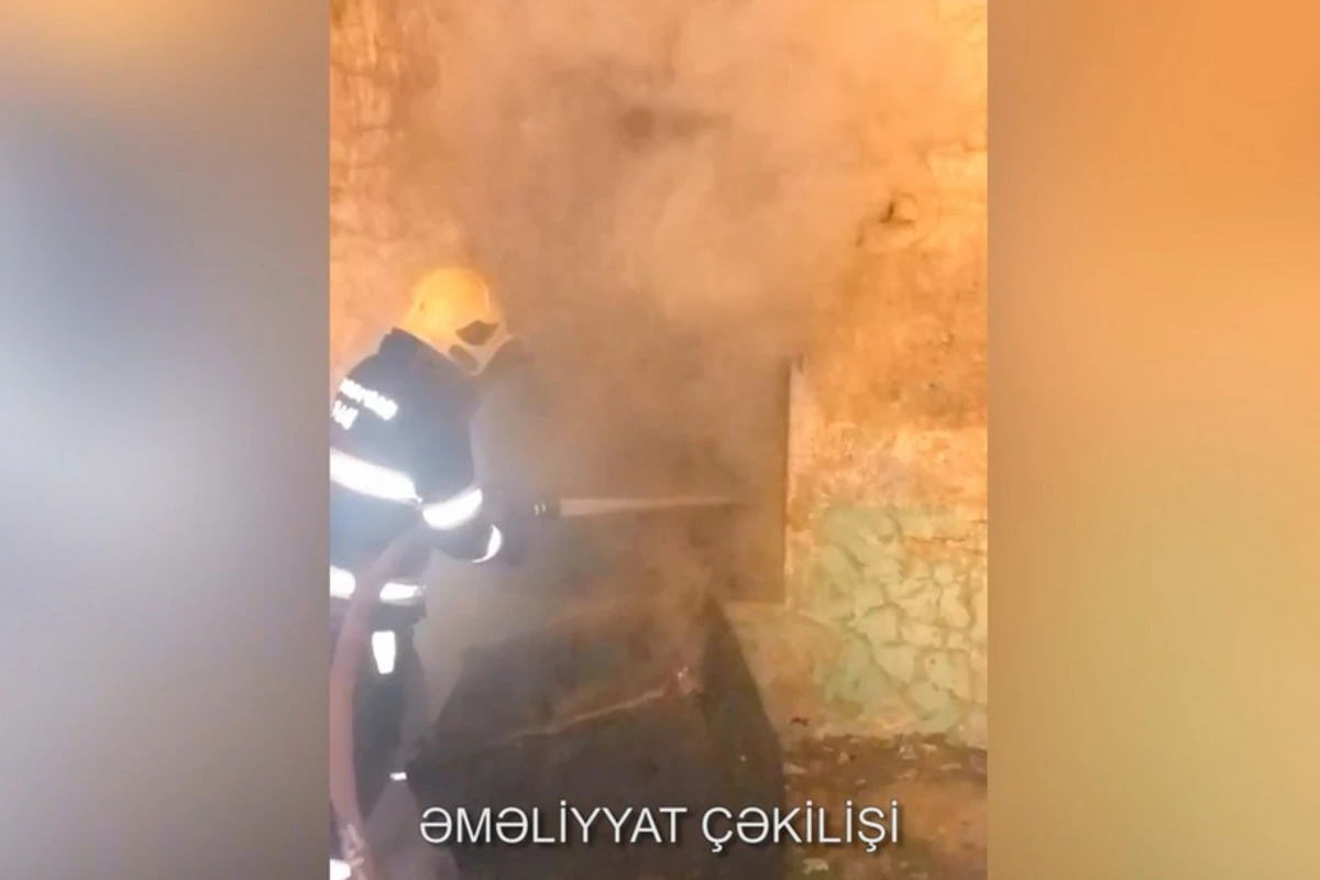Bakıda məişət tullantıları yığılmış tikilidə yanğın olub - VİDEO Bakıda məişət tullantıları yığılmış tikilidə yanğın olub - VİDEO