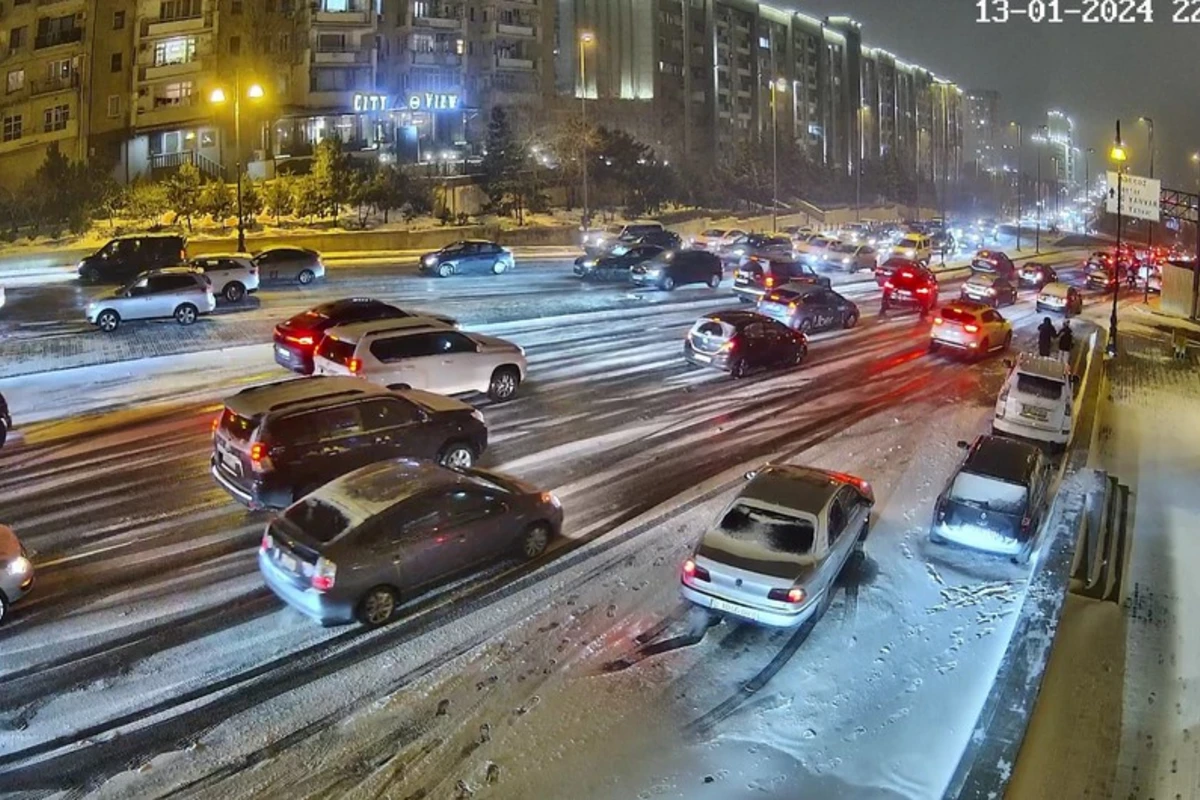Qar Bakı yollarında tıxaca səbəb olub - FOTO