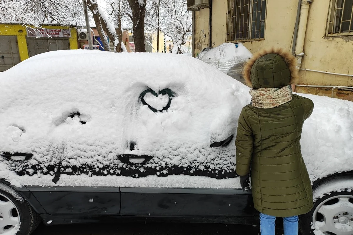 Qarlı Bakıdan maraqlı görüntülər - FOTO