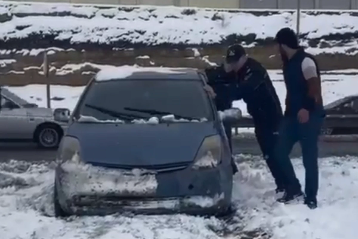 Polislər yolda qalan Prius sürücüsünə belə kömək etdilər - VİDEO