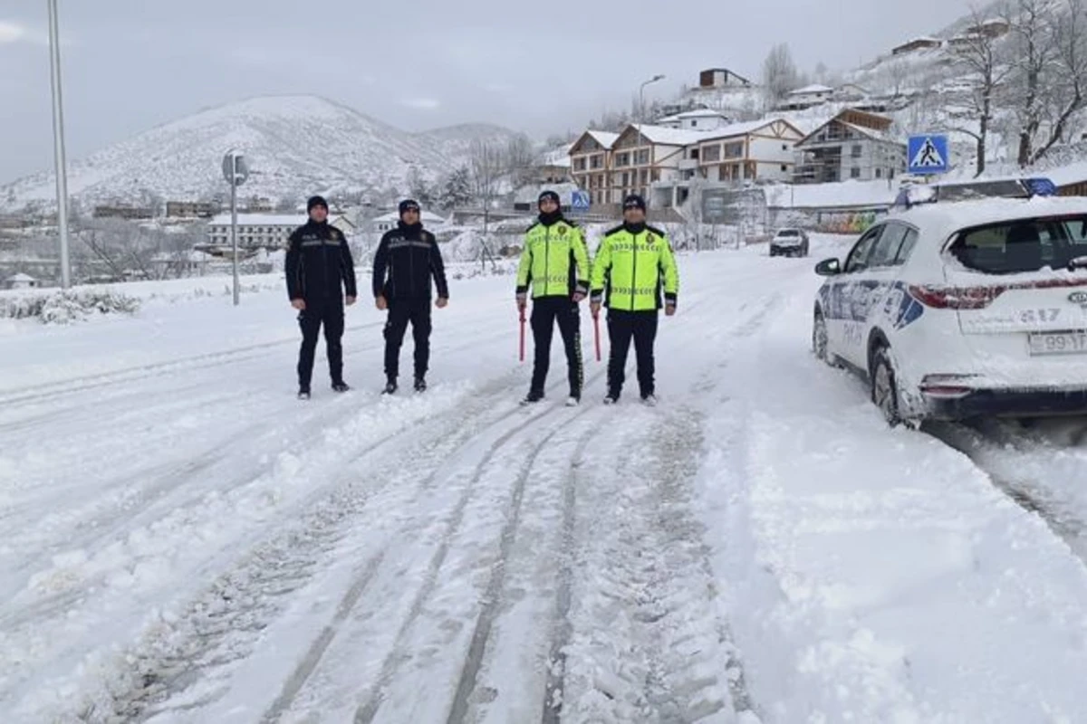 Laçında polis əməkdaşları qarlı hava şəraitində xidməti fəaliyyətlərini davam etdirirlər - FOTO