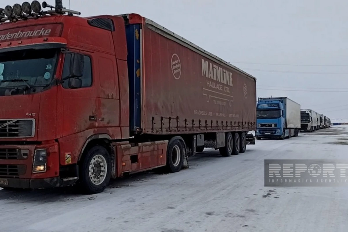 Bakı - Quba magistralında yük maşınları yolda qalıb - FOTO