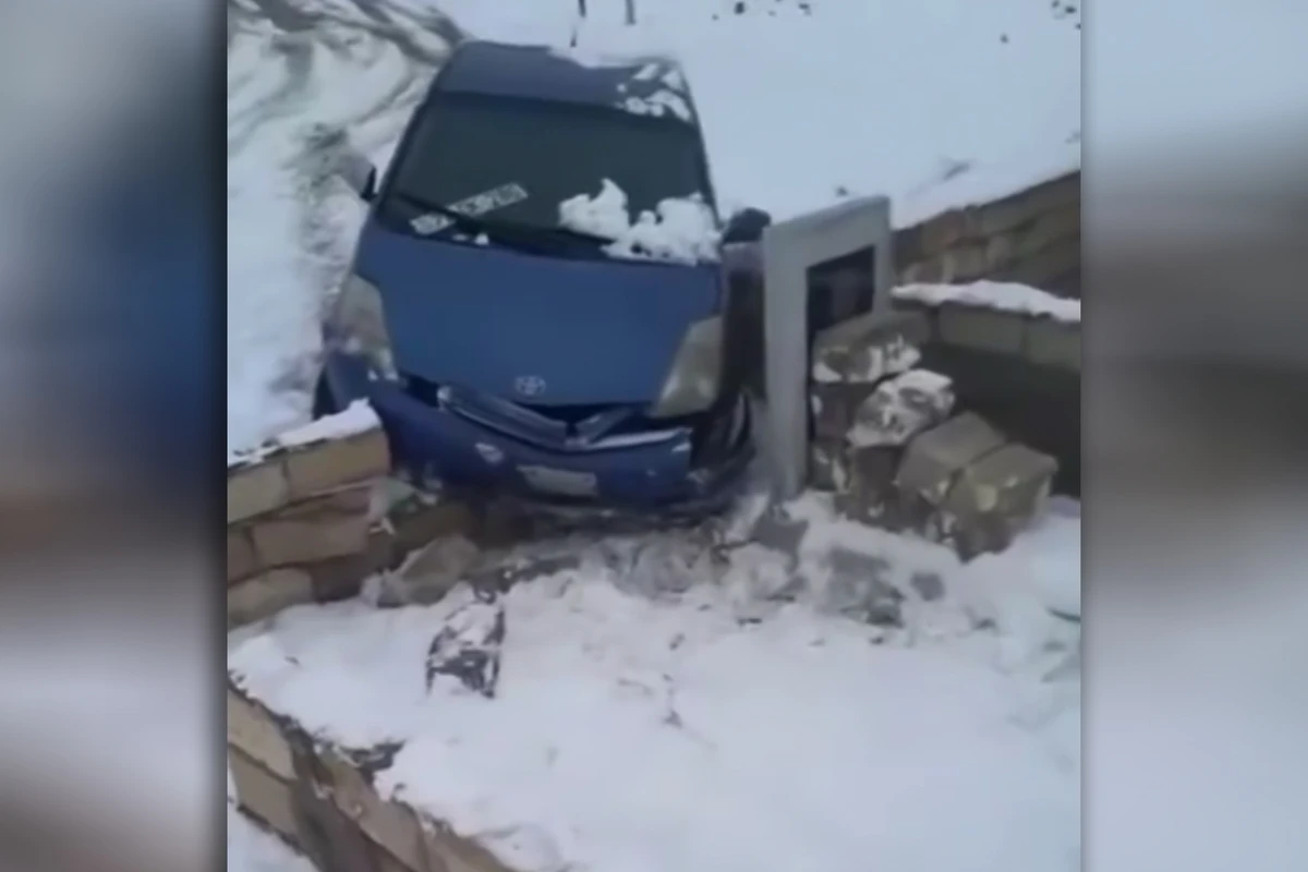 Prius qəbristanlıqda baş daşına çırpıldı - VİDEO
