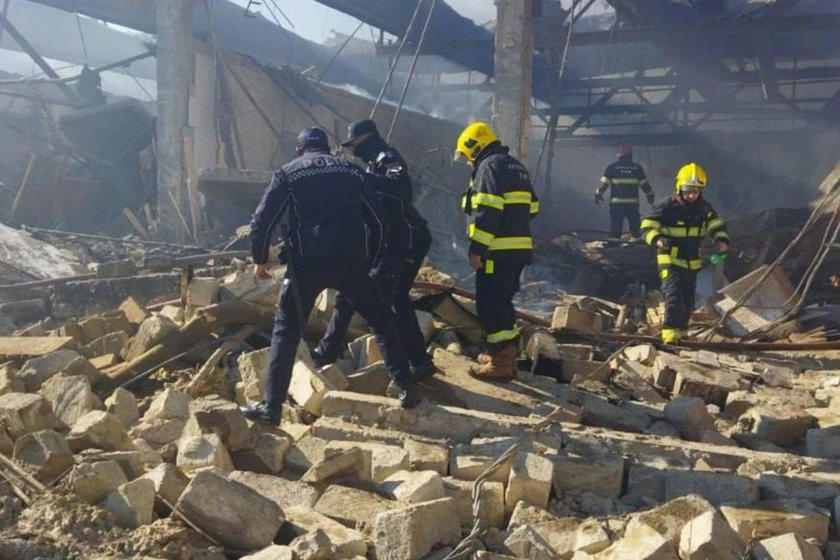 Под завалами мебельного цеха в Баку могут оставаться люди - ОБНОВЛЕНО + ФОТО/ВИДЕО Под завалами мебельного цеха в Баку могут оставаться люди - ОБНОВЛЕНО + ФОТО/ВИДЕО