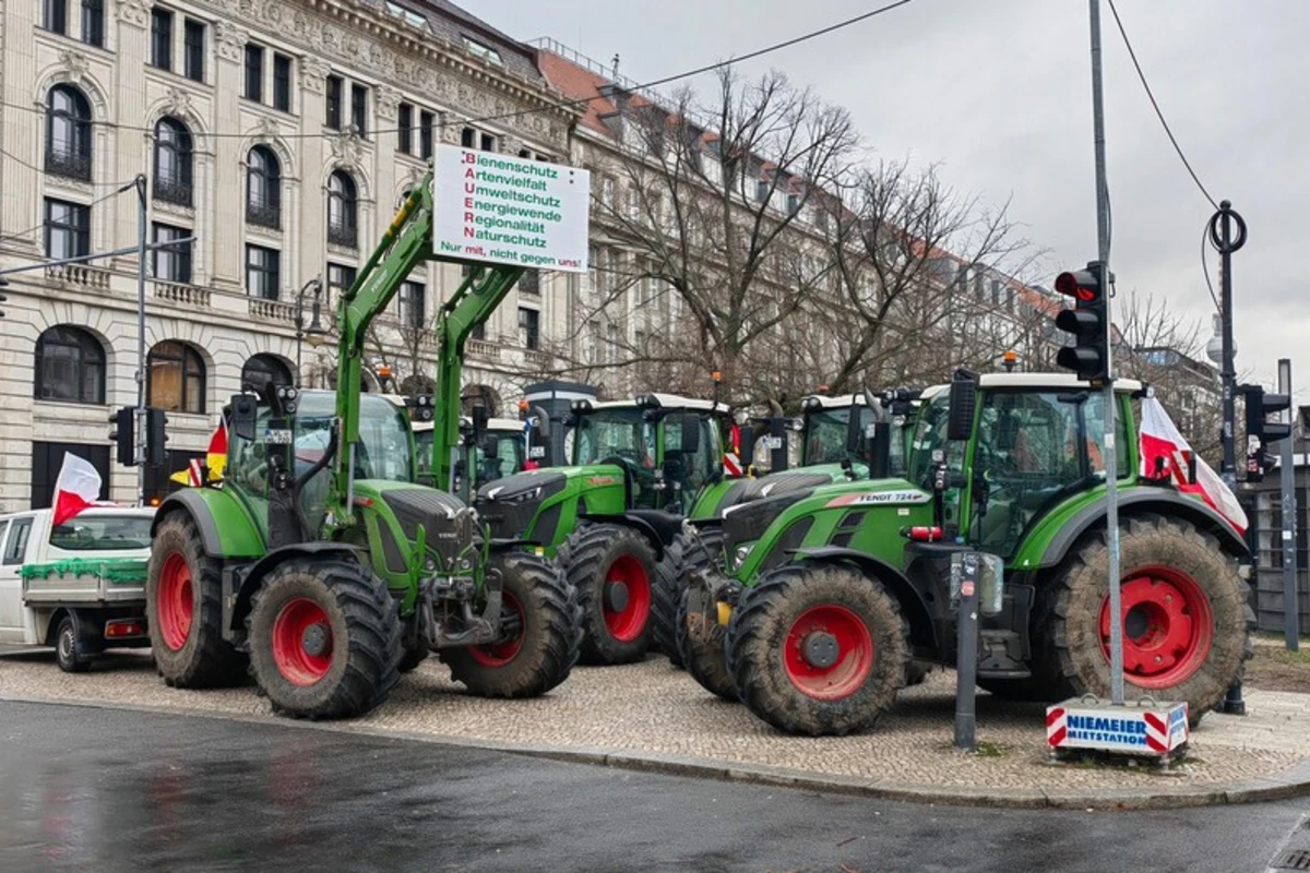 Berlində minlərlə fermer nümayiş keçirib