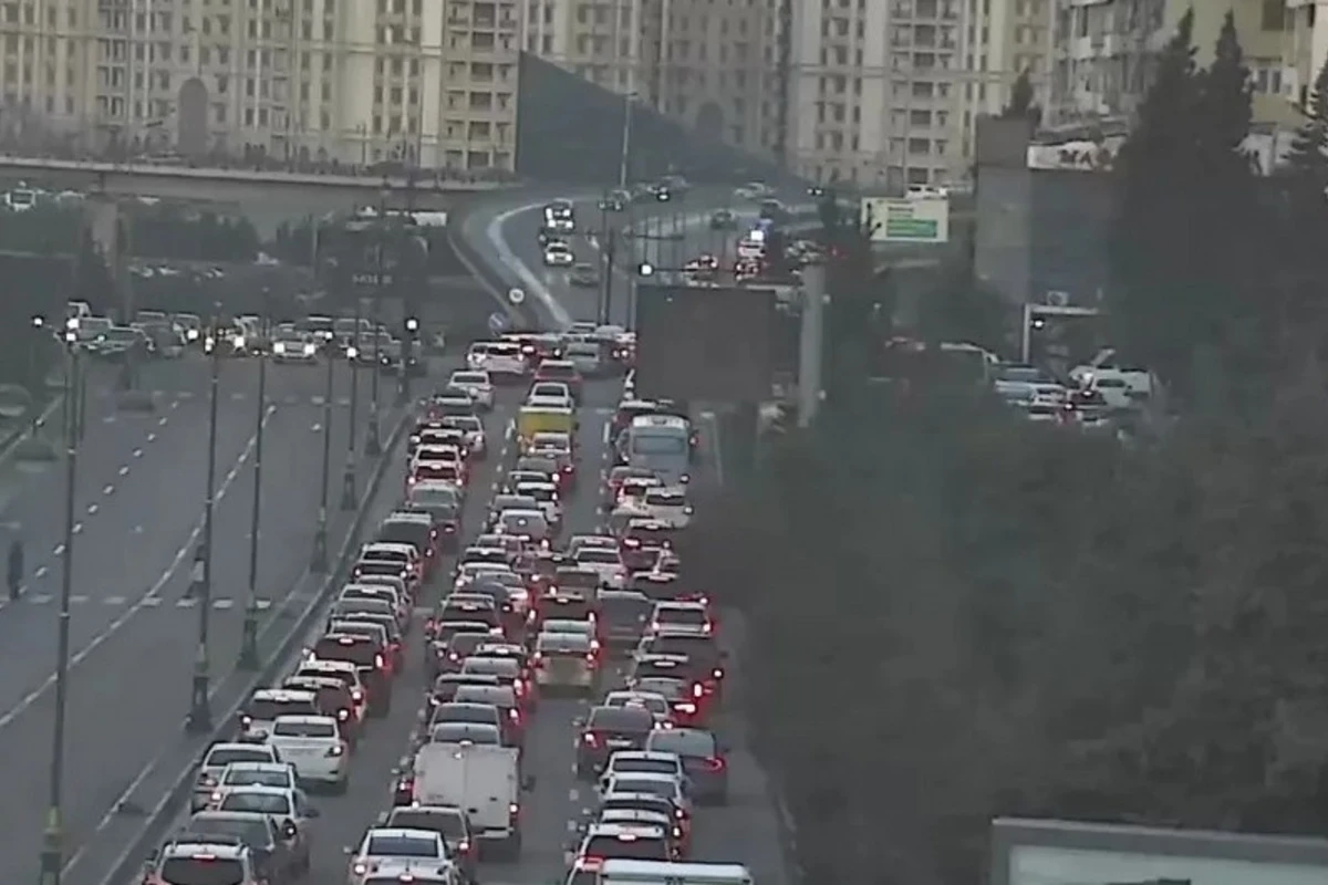 На некоторых улицах и проспектах Баку наблюдаются пробки - СПИСОК