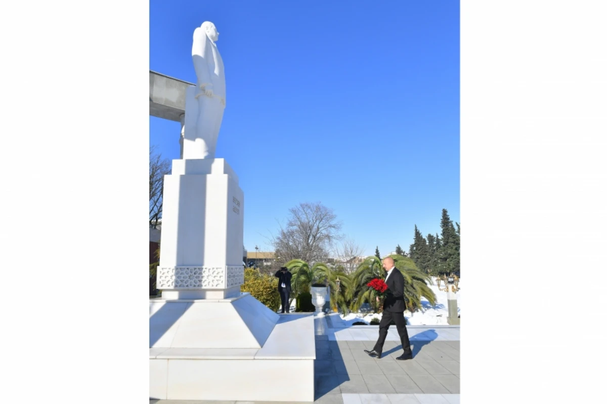 İlham Əliyev Lənkəran şəhərində Heydər Əliyevin abidəsini ziyarət edib