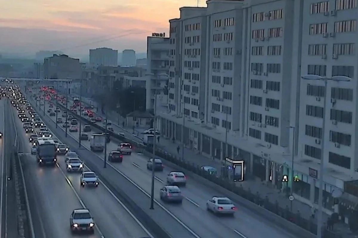 На некоторых улицах и проспектах Баку затруднено движение транспорта