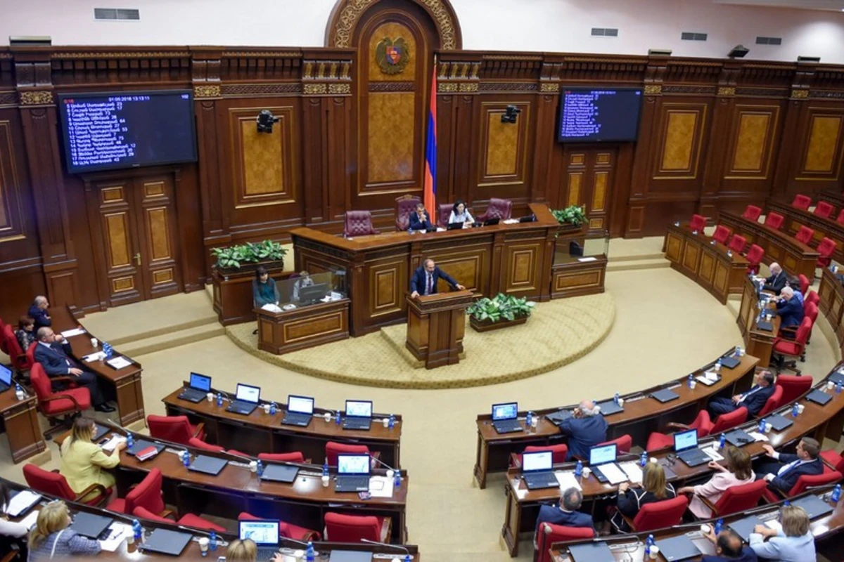 Ermənistan parlamentində Paşinyanla Koçaryan arasında dava düşüb