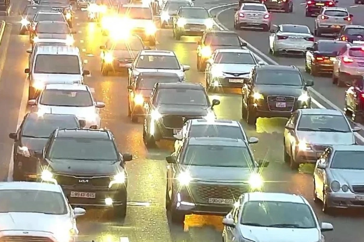 На некоторых улицах и проспектах Баку затруднено движение транспорта