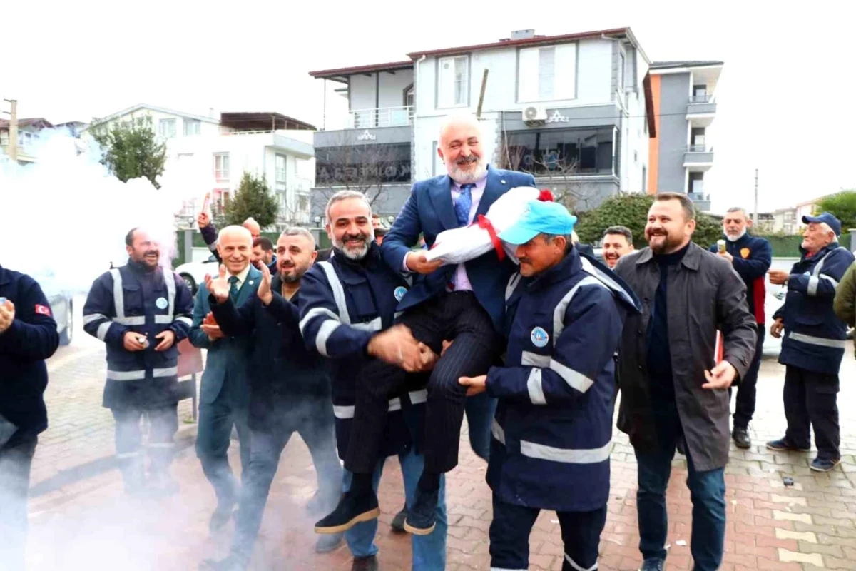 Maaşları 60% qaldırılan işçilər sevincdən bələdiyyə sədrini çiyinlərinə qaldırdılar - FOTO