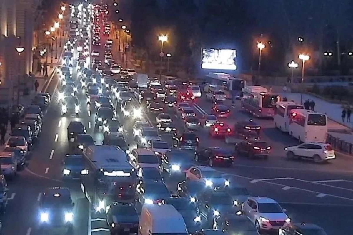 Bakının bəzi yollarında tıxac yaranıb - FOTO