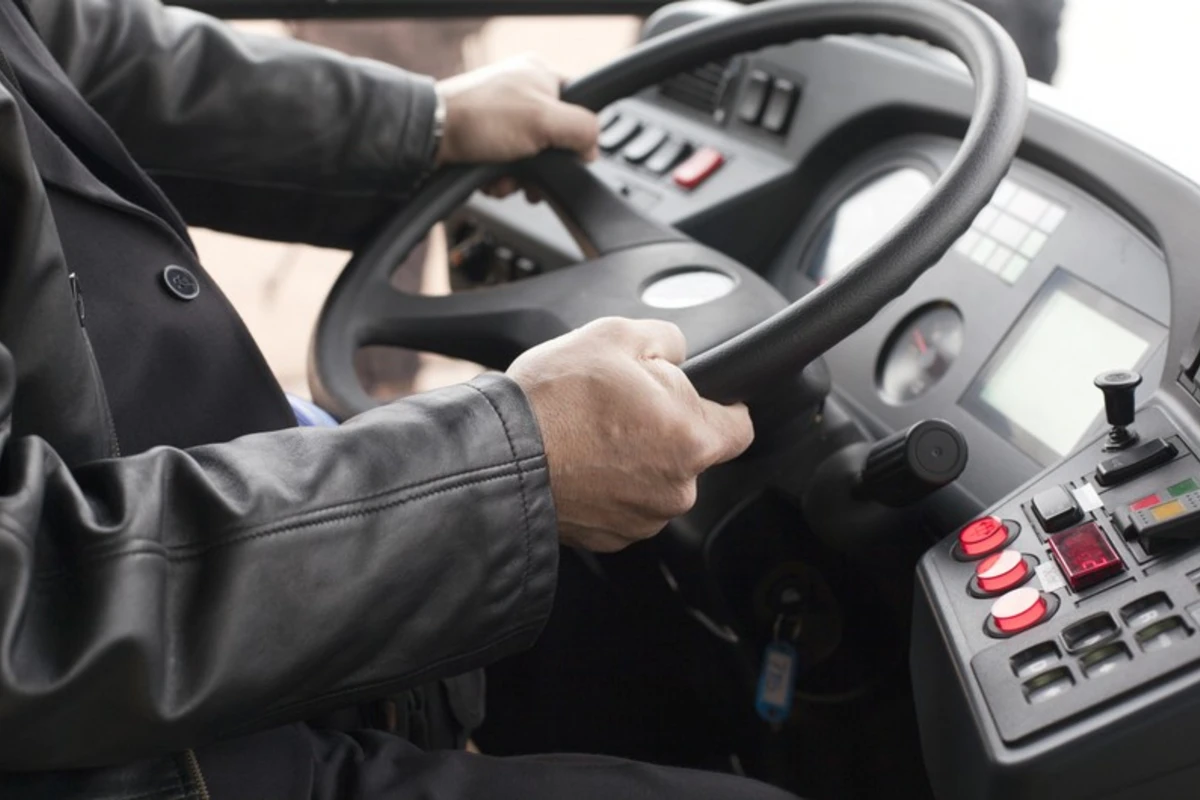 Bakıda avtobus avtomobilə çırpılıb, 6 yaşlı uşaq xəsarət alıb
