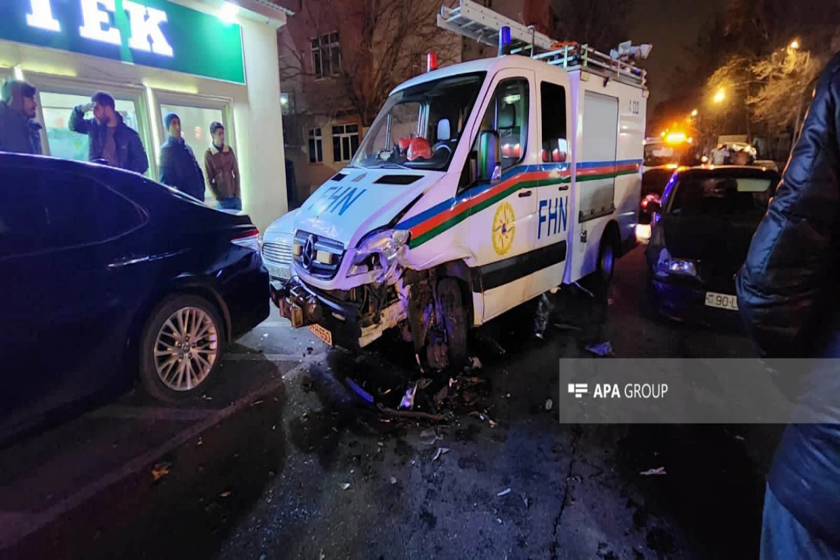 В Баку автомобиль МЧС попал в ДТП, есть пострадавшие - ФОТО
