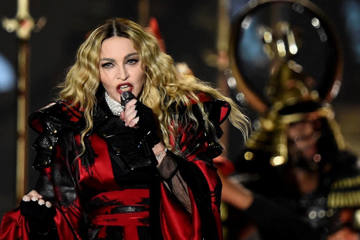 Fanatları konsertə gecikən Madonnanı məhkəməyə verdi - FOTO