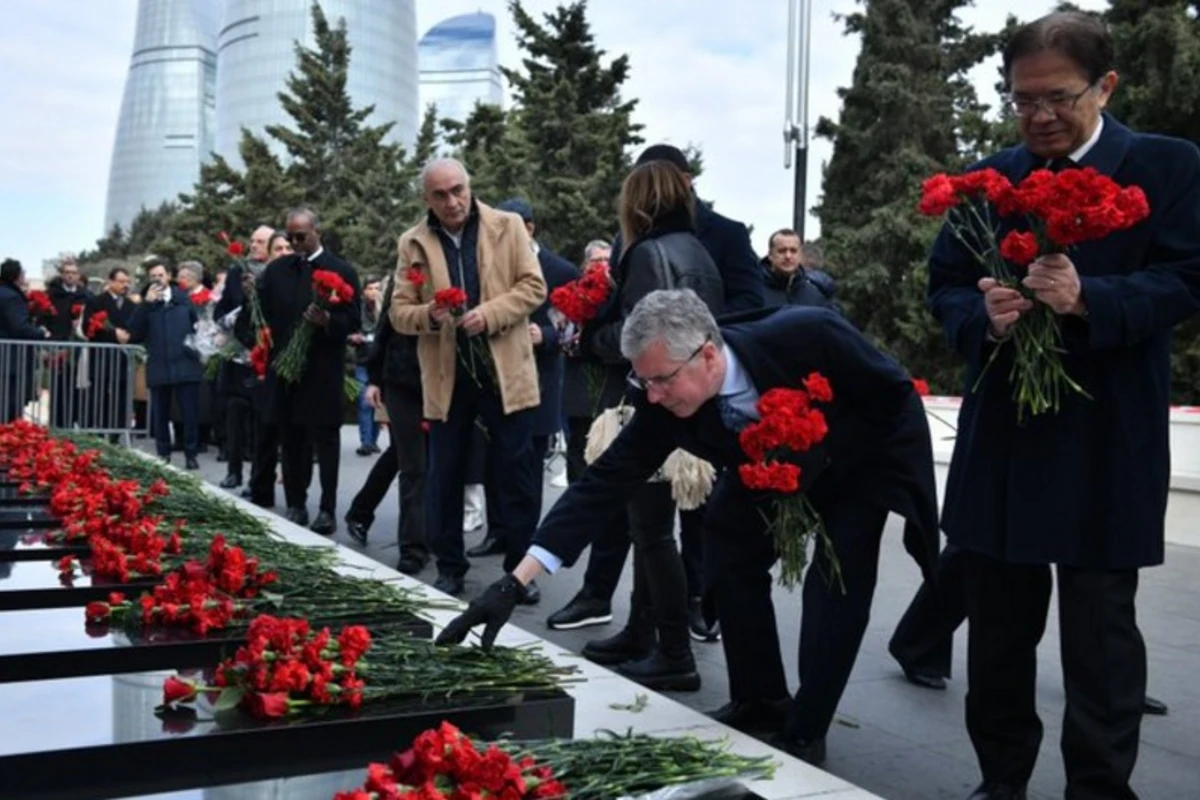 Britaniya səfiri 20 Yanvar faciəsi ilə bağlı Azərbaycana başsağlığı verib - FOTO