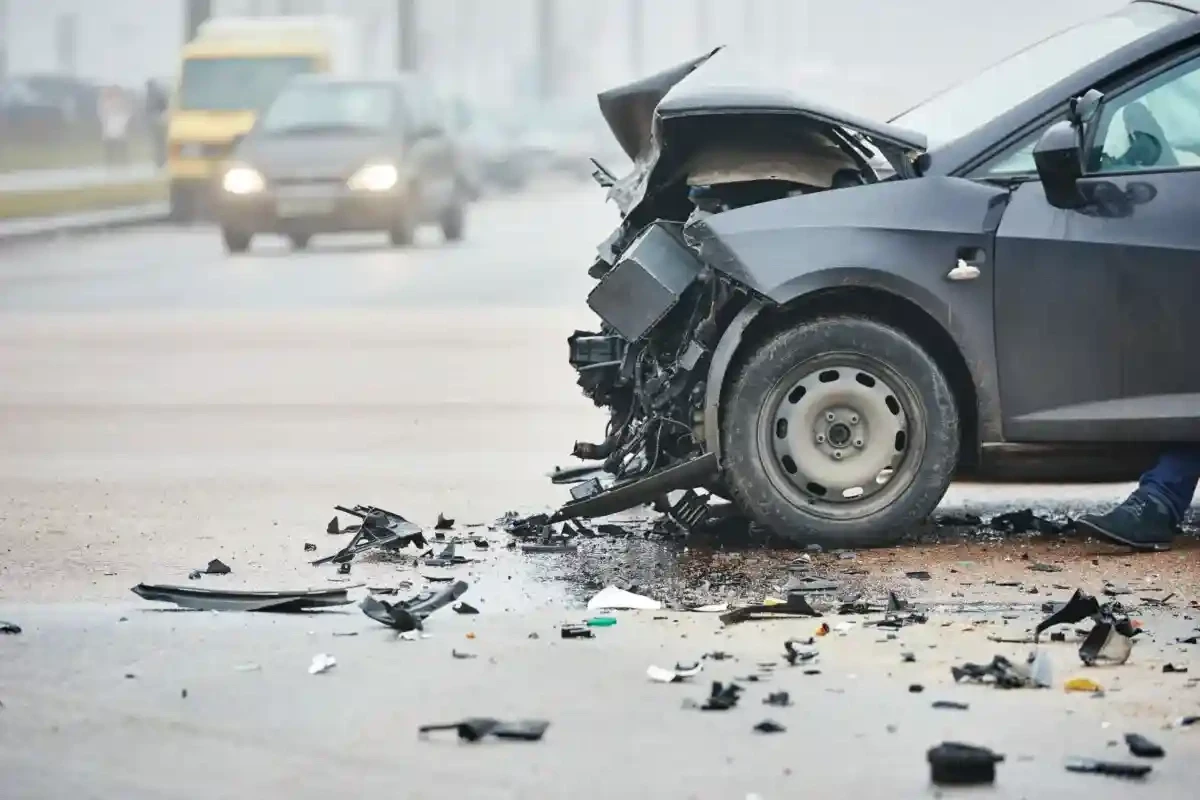 В Баку легковой автомобиль врезался в пассажирский автобус