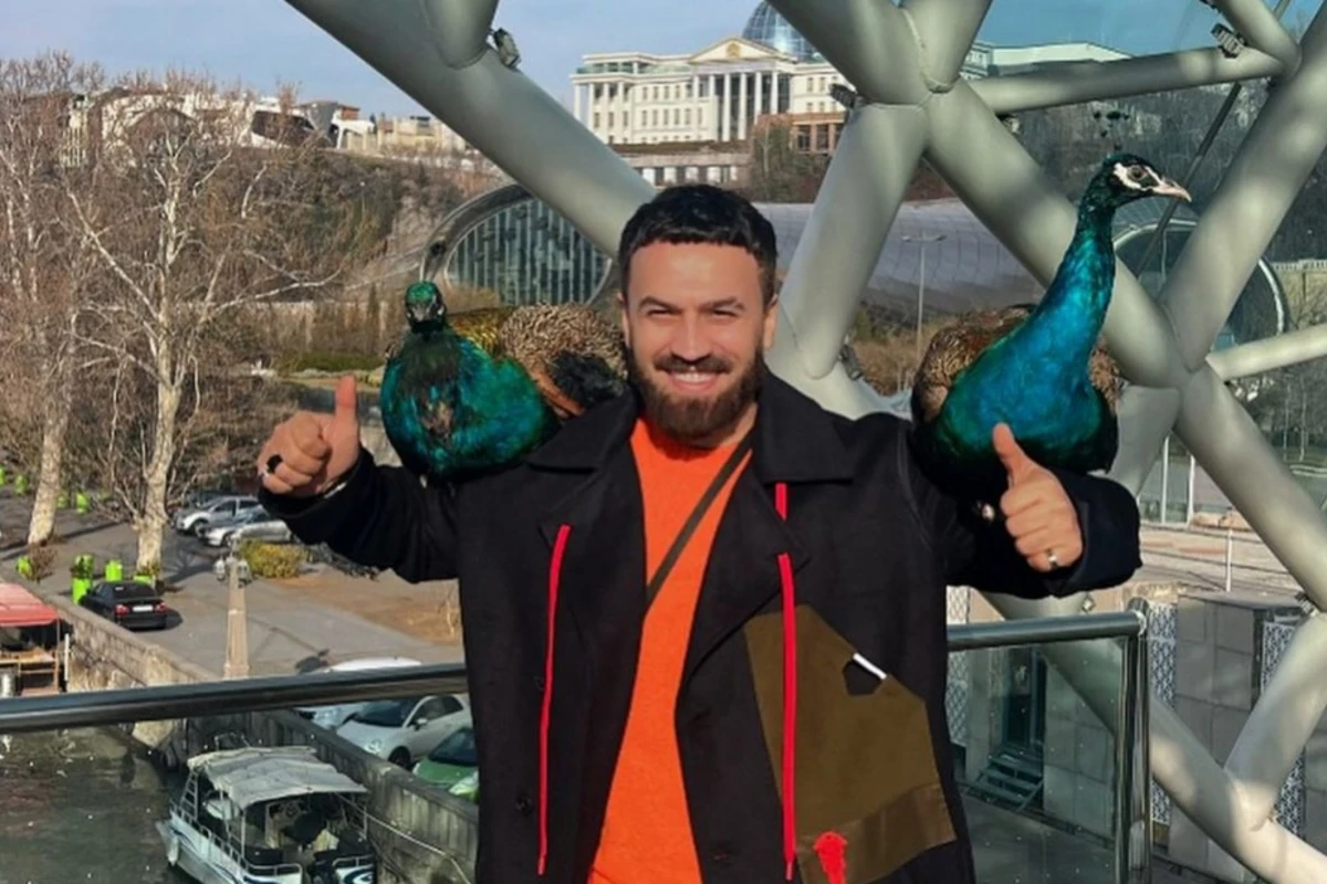 Müğənni Zamiqin Tiflis gəzintisi - FOTO