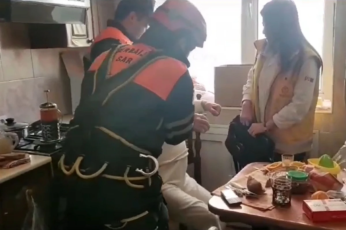Bakıda köməksiz vəziyyətdə qalan ahıl kişi xilas edilib - VİDEO