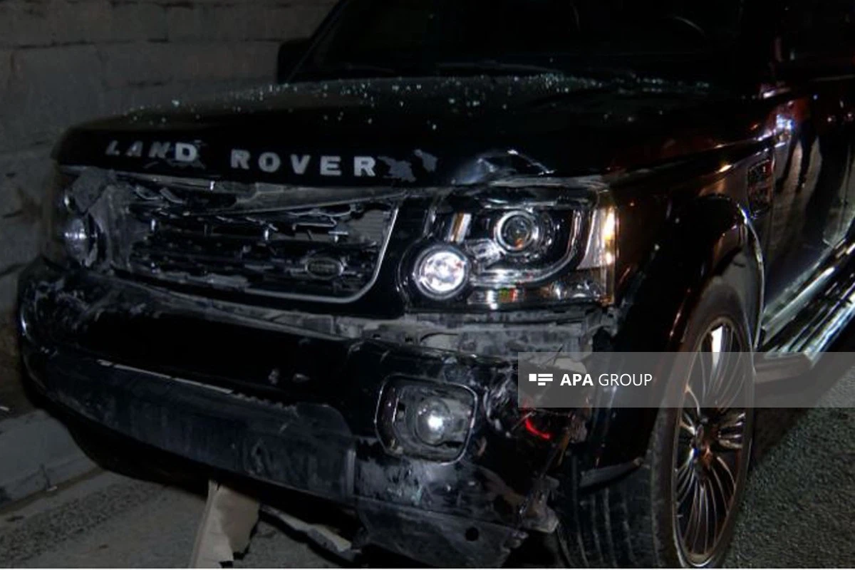 Bakıda “Land Rover” sürücüsü qəza törətdi, sərnişini döydü - FOTO