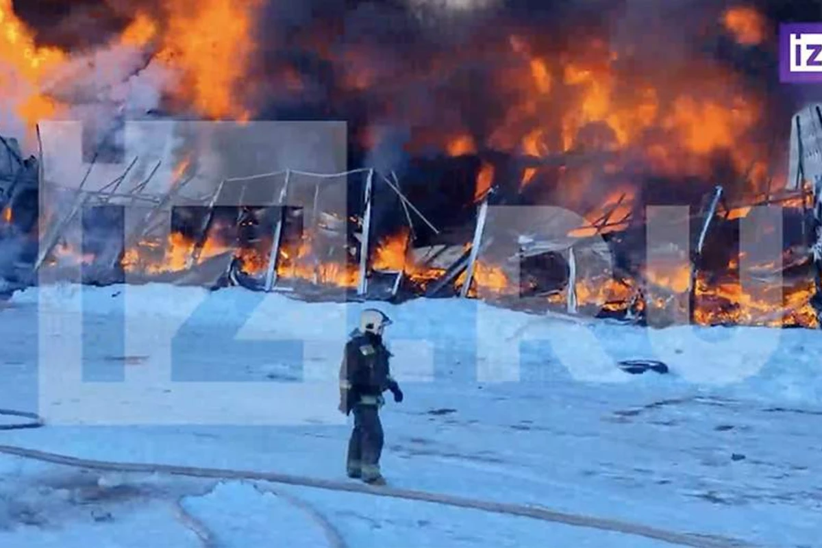 В Самаре загорелся рынок, слышны взрывы - ВИДЕО