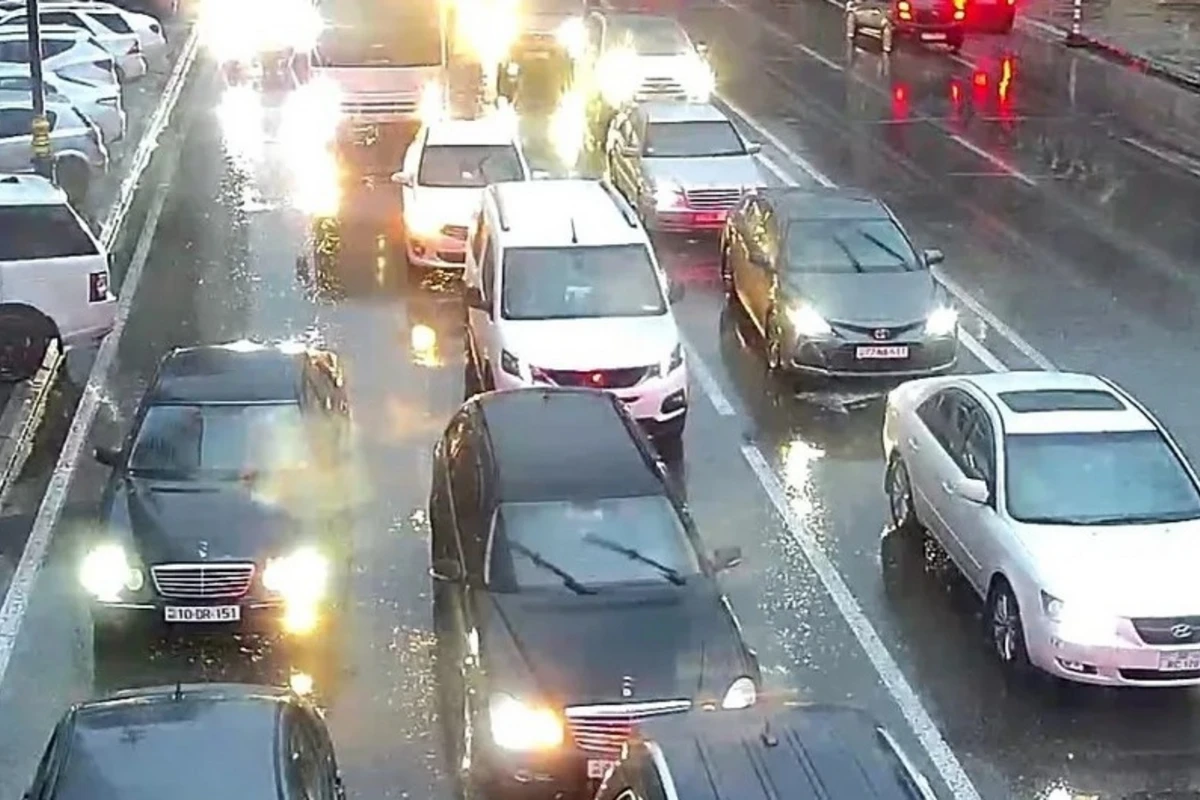 На ряде дорог Баку образовались пробки - СПИСОК