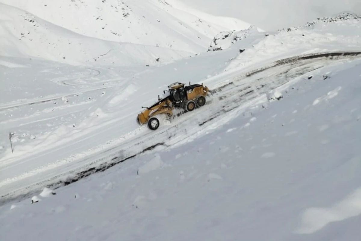 AAYDA: Ömər aşırımında yollar qardan təmizlənir