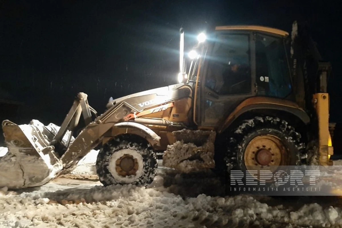 Qarlı hava şəraiti Cəlilabadda nəqliyyatın hərəkətində qismən problemlər yaradıb - FOTO