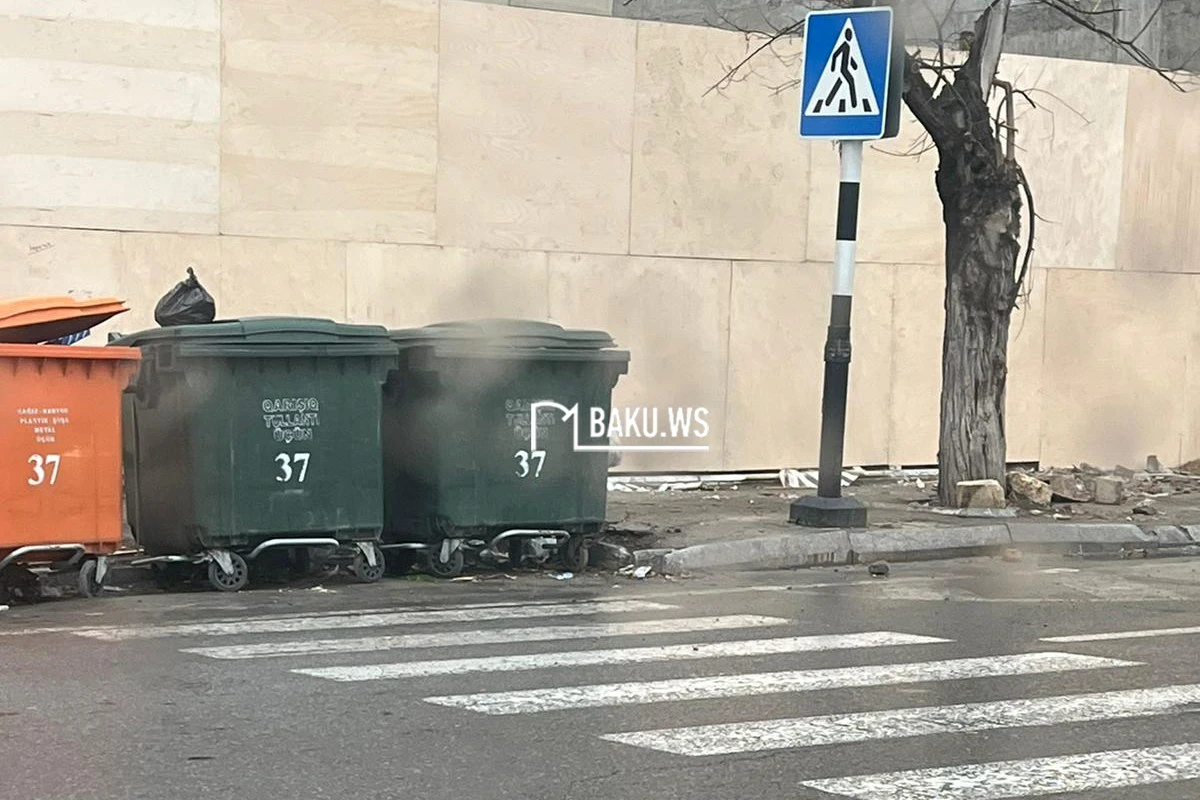 Paytaxtda piyadaları zibil qutularının üstünə aparan keçid - FOTO