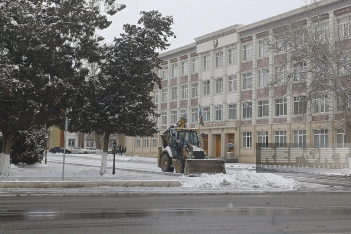 Снег затруднил движение транспорта в ряде районов, дорога Исмаиллы-Лахыдж закрыта - ФОТО