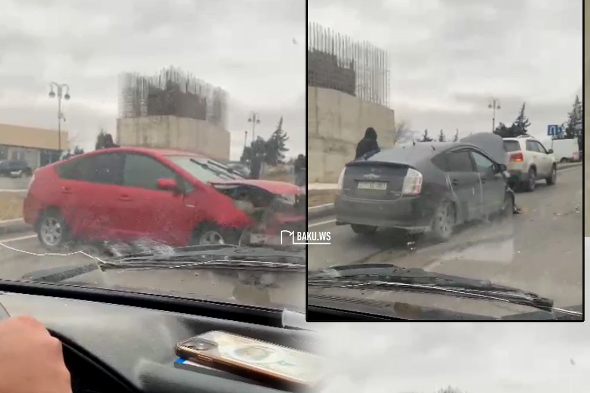 Babək prospektində iki Prius toqquşub - VİDEO