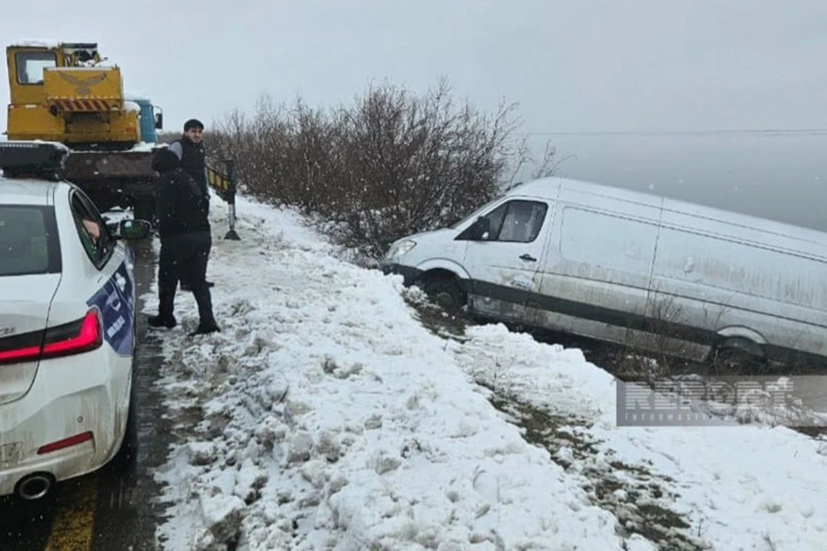 Biləsuvarda qarlı hava şəraiti yol qəzalarına səbəb olub - FOTO