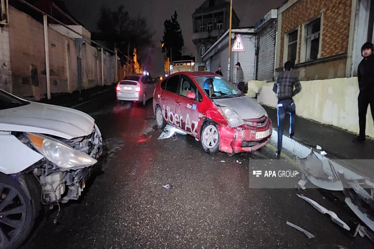 Bakıda yol kəsişməsində maşınlar toqquşub - FOTO