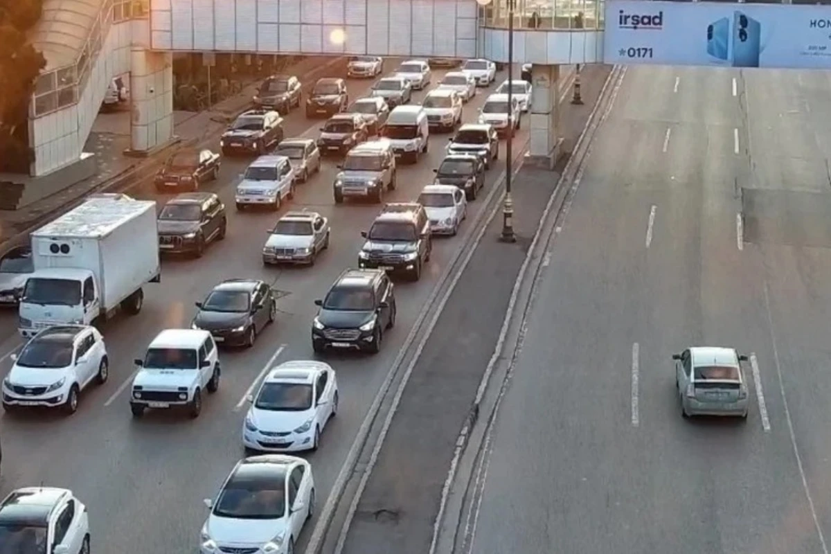 На ряде улиц и проспектов Баку затруднено движение транспорта - СПИСОК