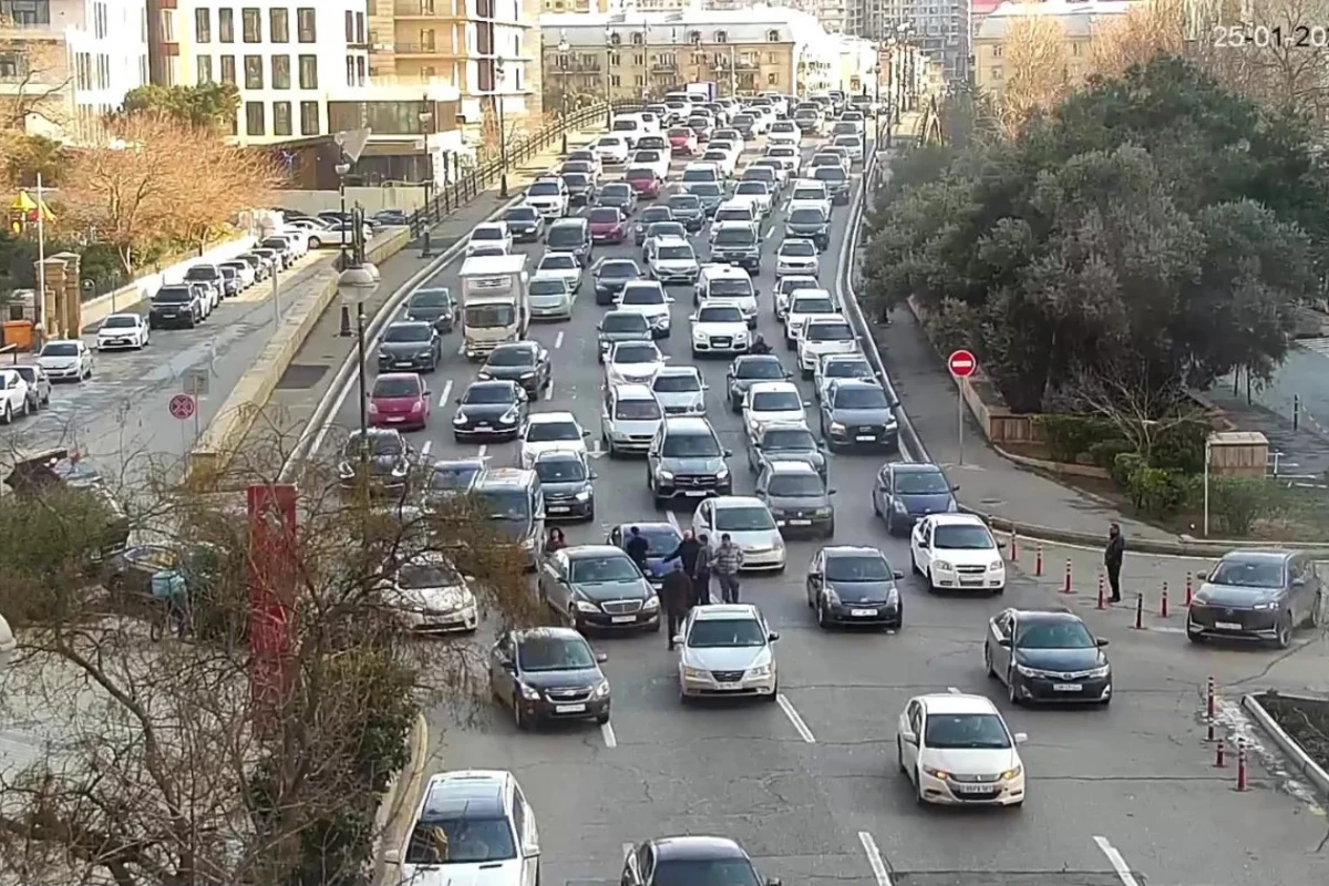 В Баку произошло ДТП, образовался транспортный затор