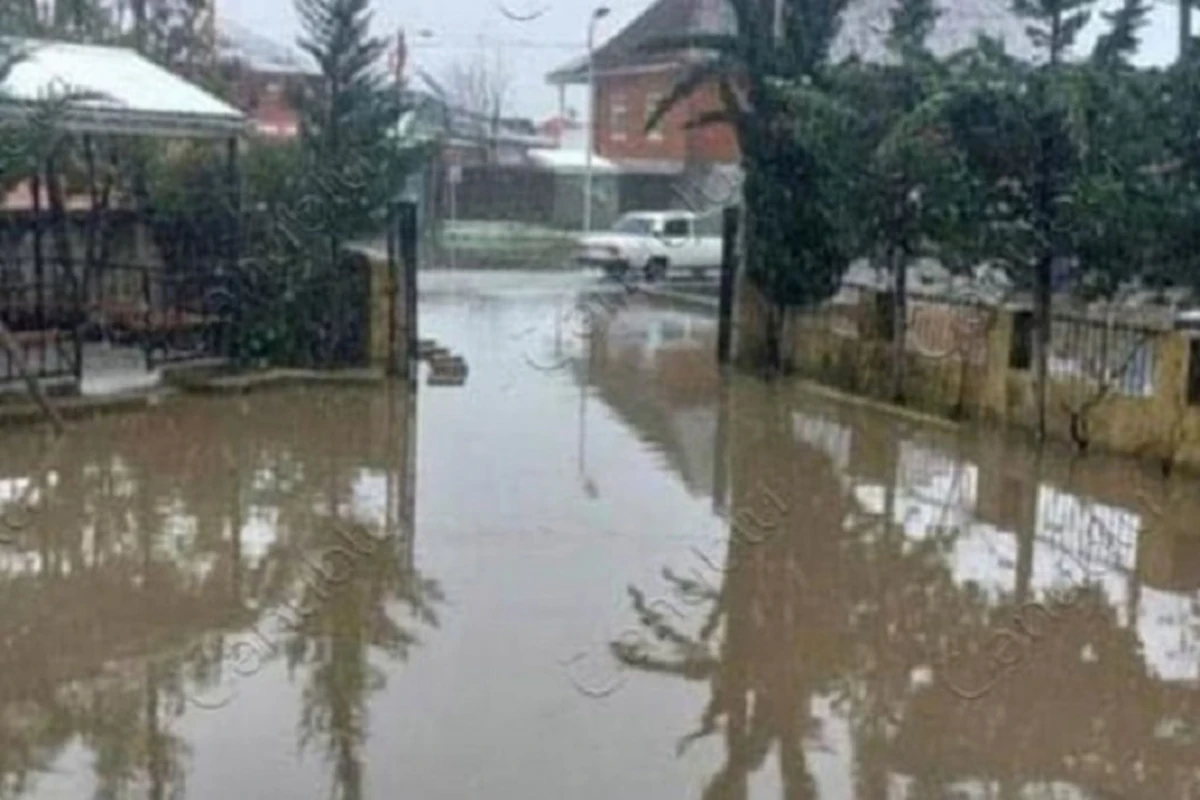 Azərbaycanda Sukanal İdarəsinin həyətini su basdı
