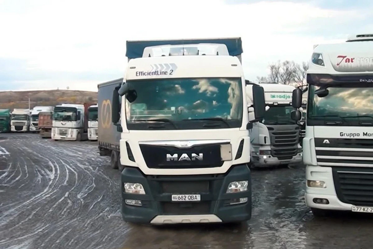 На таможенном посту Красный мост ожидают 400 автомобилей