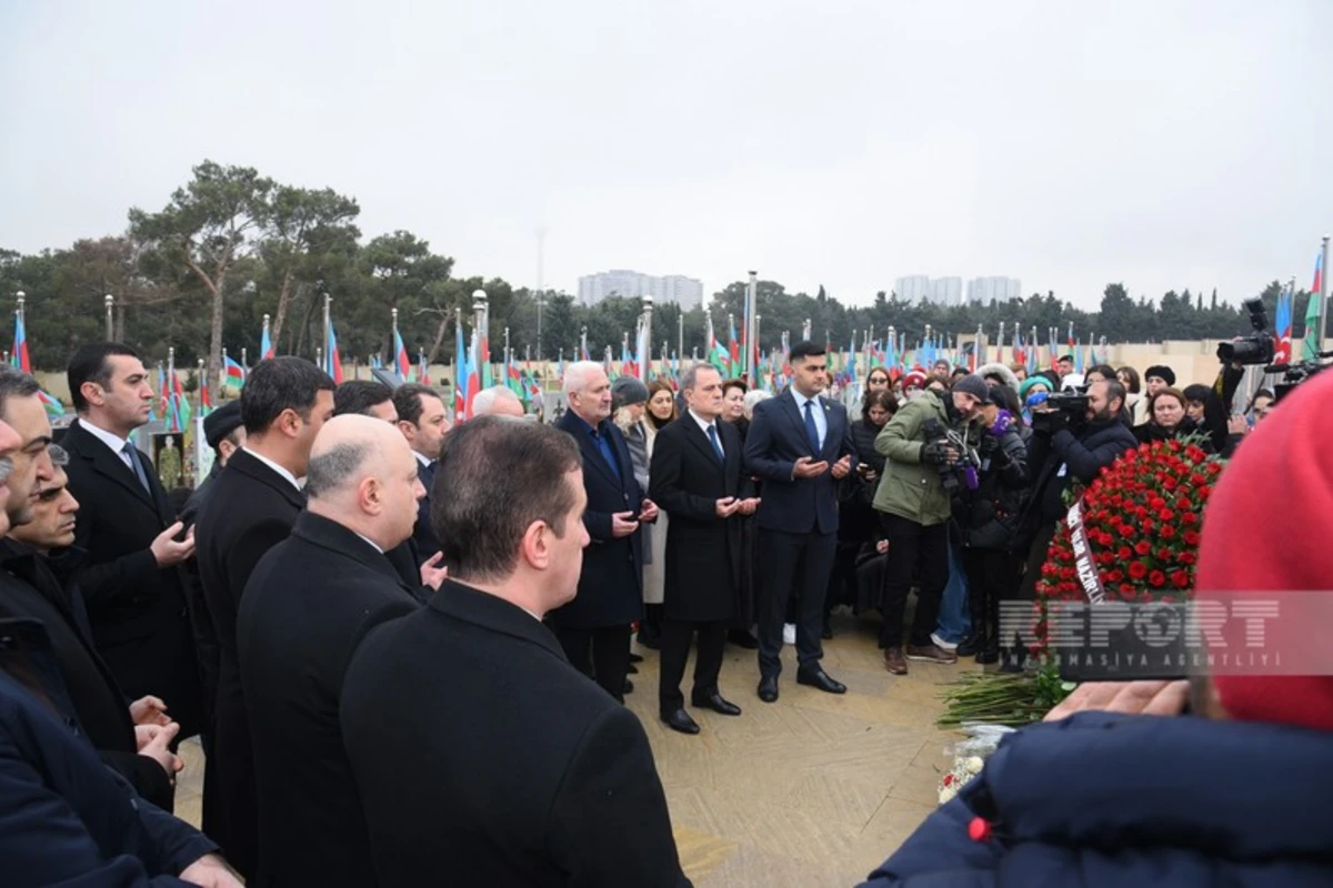 XİN rəhbərliyi Azərbaycanın İrandakı səfirliyinə hücum zamanı ölən Orxan Əsgərovun məzarını ziyarət edib - FOTO