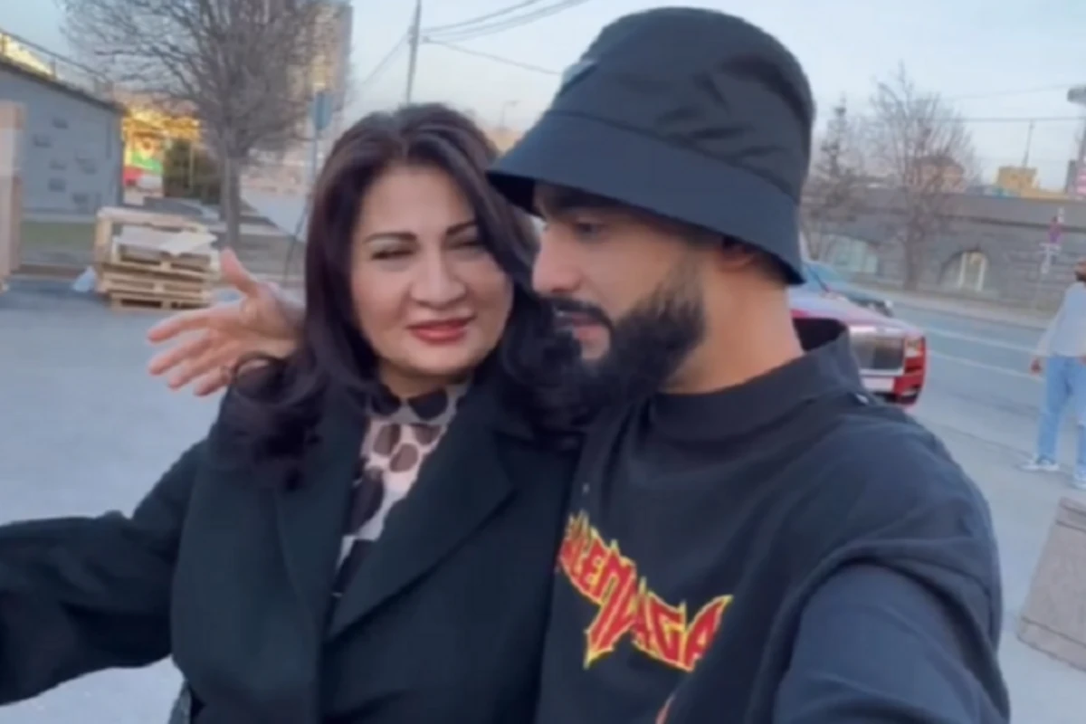 Bloqer Hüseyn Həsənov Bakıda anasına sürpriz etdi - VİDEO