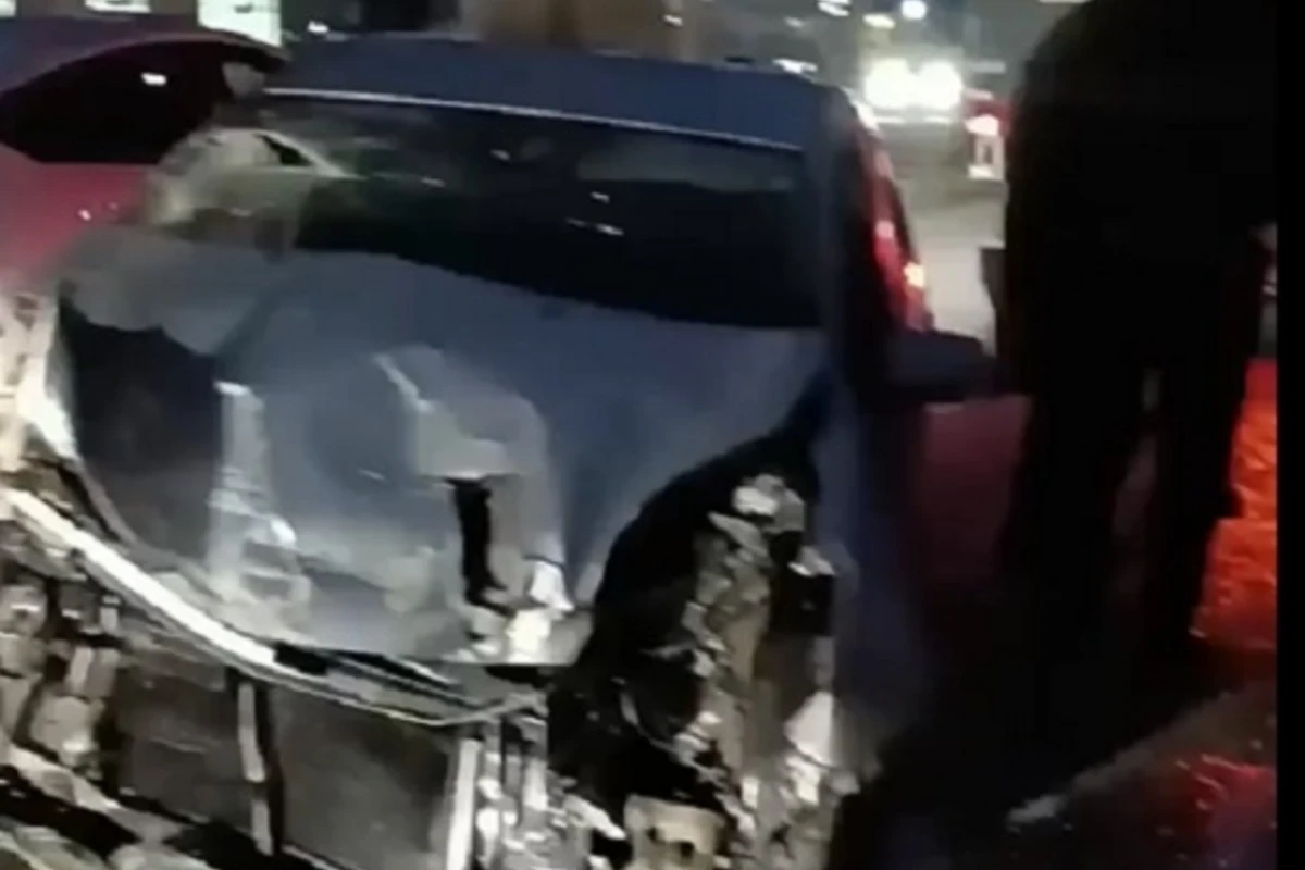 Bakıda “Prius” yük maşınına çırpıldı - Ata-oğul yaralandı - VİDEO